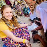 北吴学生莉莉·菲尔兹出国留学期间在卢旺达.